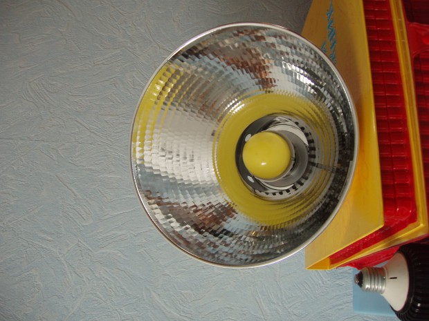 Светильник на основе энергосберегающей светодиодной лампы